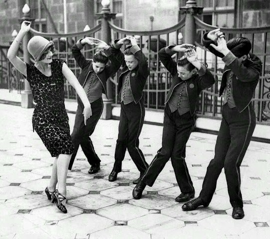 Una mujer estadounidense enseña a bailar el charlestón a unos jóvenes británicos (1925)