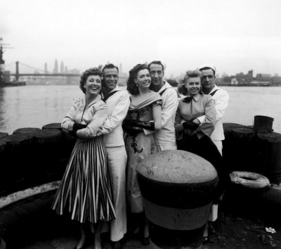 Betty Garrett, Frank Sinatra, Ann Miller, Jules Munshin, Gene Kelly y Vera-Ellen durante el rodaje de “Un día en Nueva York”