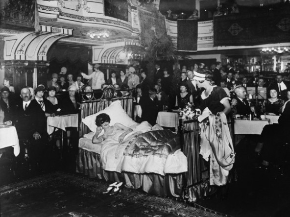 Una actuación en un restaurante de Berlín alrededor de 1925. / Getty Images