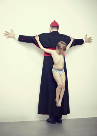 Niño-crucificado-en-cura