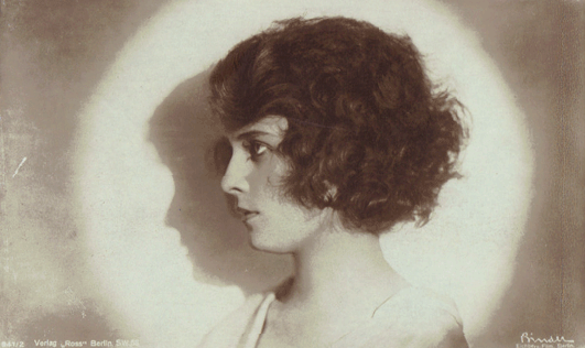 Lilian Harvey sobre 1926. Fotografía de Alexander Binder.
