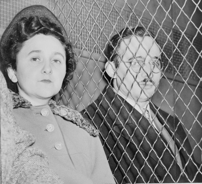 Ethel y Julius Rosenberg separados por una red de alambre tras ser declarados culpables. / Roger Higgins©