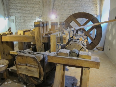 Máquina de mazos utilizada para la fabricación de pasta de papel en la época preindustrial y en los primeros tiempos de la industrialización. Museo del papel de Fabriano (Italia).
